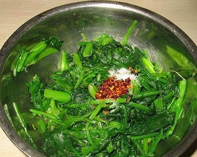 简单美味的菠菜做法（健康好味道的菠菜烹饪方法）