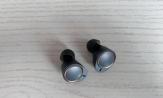 消除有线耳机电流声的有效方法（解决有线耳机电流声问题的实用技巧）