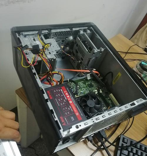 踢到电脑主机导致关机是何原因？