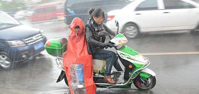 电瓶车雨天充电和带雨具有何技巧？