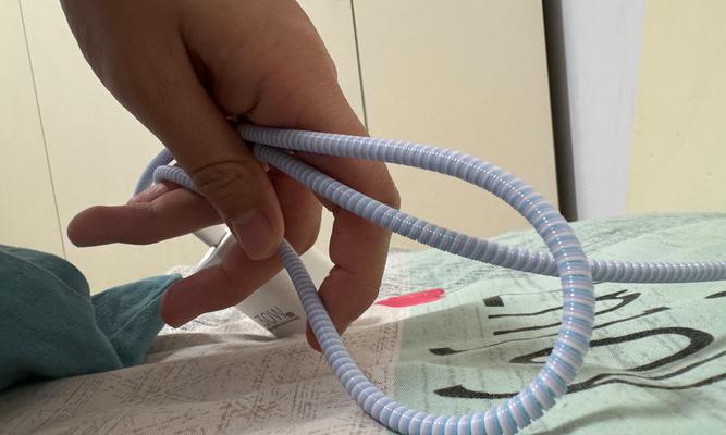 数据线保护套如何正确套入两端？