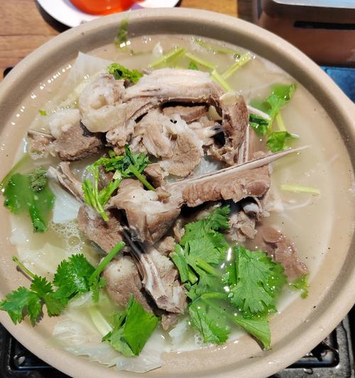 美味羊肉汤的家常做法（让你一口气解决秋冬季节的暖胃需求）