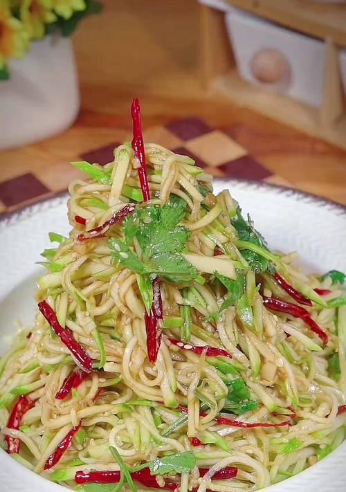 手把手教你制作美味的凉拌西葫芦（以清爽口感、丰富营养为特点）
