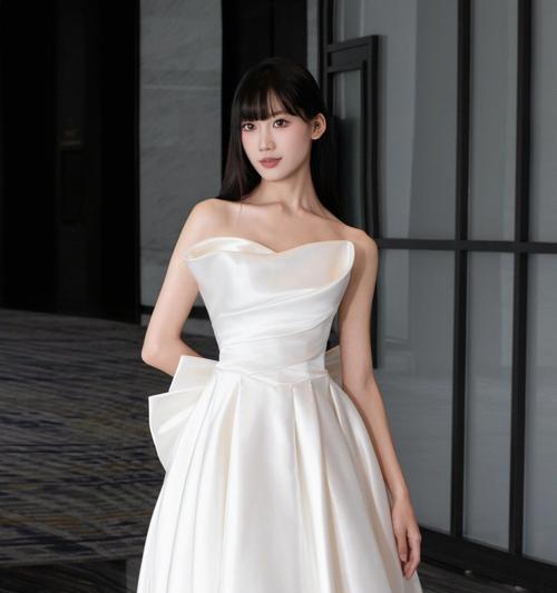 小胸MM如何穿出迷人婚纱（凸显优点）