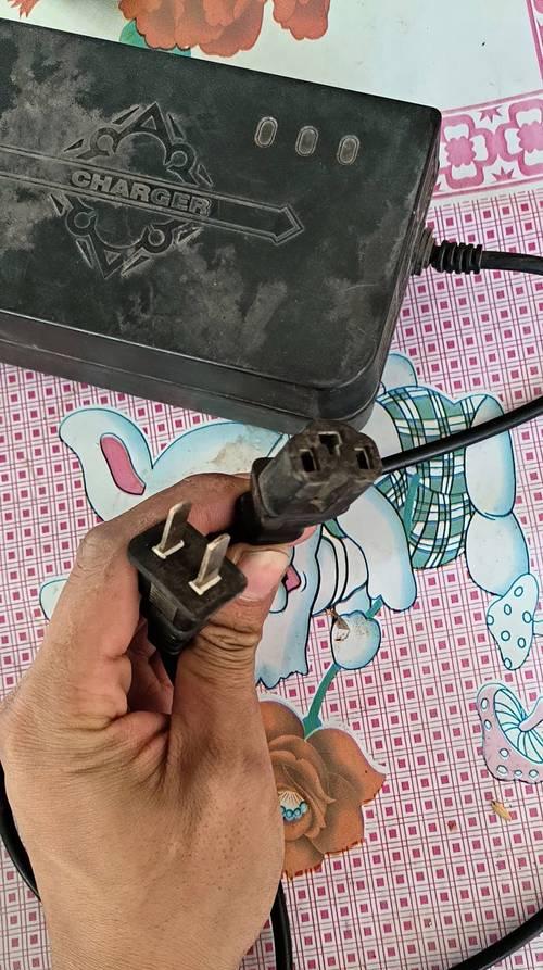 绿田充电器插头的拆卸方法是什么？拆卸时应注意哪些安全问题？