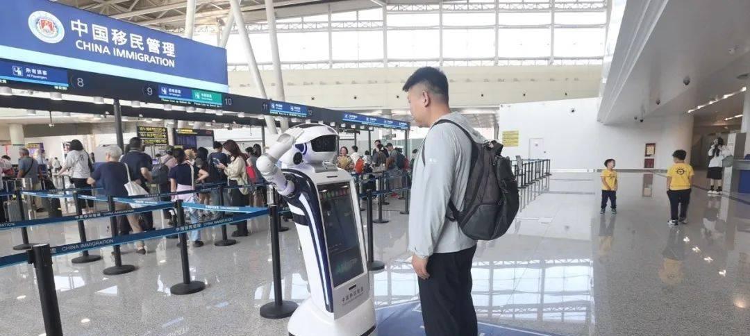 小笨智能机器人登上《新闻联播》，揭秘上合峰会天津边检的智能「巡检员」 